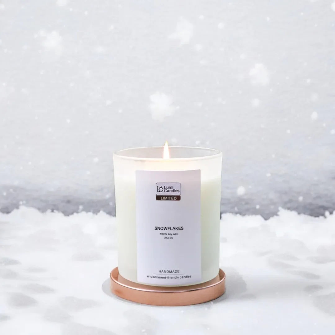 Snowflakes Scented Soy Candle (250 ml) - Limited-Edition Christmas Scent